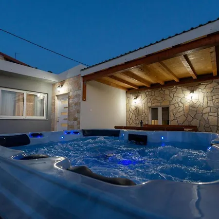 Holiday House Tor Вилла